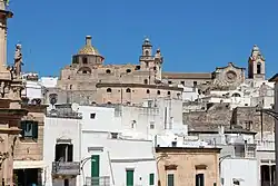 Vista parcial de Ostuni e da sua catedral