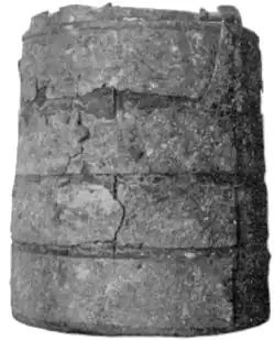 Urna de madeira com cinzas