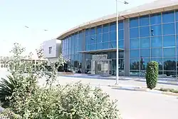 Vista do hospital a partir da entrada norte das clínicas ambulatoriais.