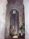 Interior de San Miguel de Lillo, depictando o início da arcada incompleta da arruinada nave sul.