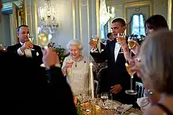 Obama de smoking e a Rainha Elizabeth num vestido de brocado num evento em Londres