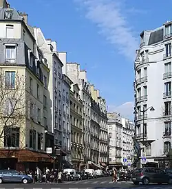 Rue de Buci vista do boulevard Saint-Germain, em 2012.