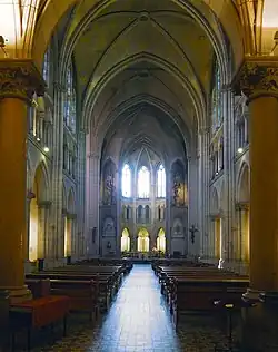 A nave em direção ao coro