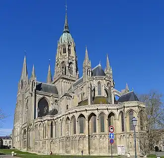 Catedral de Bayeux na Normandia (1180–1350)