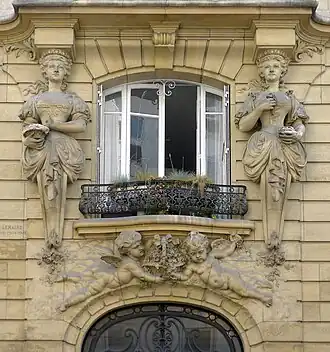 Cariátides do rococó revivalista da Rue Notre-Dame-des-Champs no. 82, Paris, desenhado por Constant Lemaire e esculpido por Louis Hollweck, 1904-1905