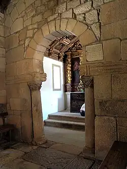 Arco e câmara em ferradura na capela de São Pedro de Balsemão (Lamego).