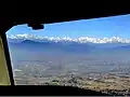 Vista do Aeroporto Internacional de Tribhuvan, durante aproximação. O Dornier Do 228 da Sita Air cairia numa área próxima ao rio Manohara (à direita da foto).