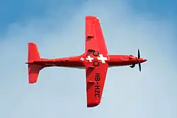 Vista da parte inferior da aeronave em voo.