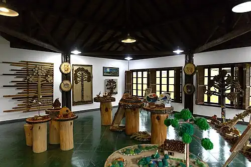Exposição de artesanato feito de araucárias