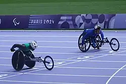 Dois atletas paralímpicos competem nos 100m T54