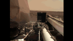 Sequência de duas imagens que mostram a sonda destravando seu braço robótico.