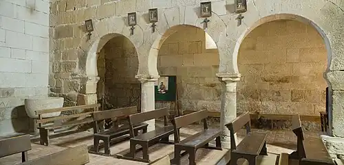 Arcos em ferradura de estilo moçárabe na igreja de São Pedro de Lourosa.
