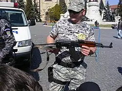 Policial romeno com um fuzil PM md. 65, de coronha dobrável.