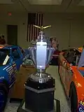 O vencedor das 400 Milhas de Brickyard(Brickyard 400) é premiado com o Troféu PPG no círculo da vitória