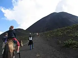 Turistas escalando Pacaya (2004)