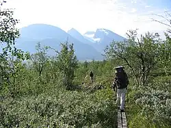 O trilho, com Ahkka ao fundo