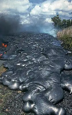Lava basáltica em processo de resfriamento espalhadas em uma estrada no Hawaii
