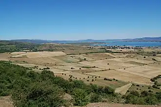 Vista desde a Ermida da Virgem das Neves com a Barragem do Ebro&nbsp;[es] ao fundo