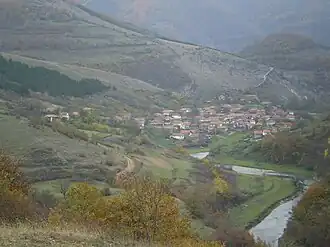 Vue générale de Pakleštica, avec la rivière Visočica