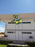 Bandeiras oficias na frente.