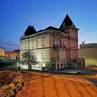 Palácio do Grémio (1912) em Fafe, mandado construir por João Alves de Freitas (1864-1917), que se suicidou no Brasil em 1917 devido a falência.[15] Atual Arquivo Municipal de Fafe.[32]