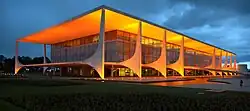 Palácio do planalto com luzes laranja durante a tarde