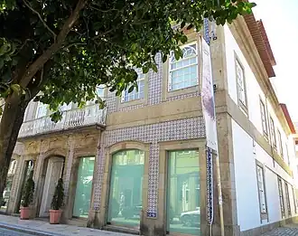 Palacete do Barão da Trovisqueira em Vila Nova de Famalicão, mandado construir em 1857 por José Francisco da Cruz Trovisqueira (1824-98), Barão de Trovisqueira, onde está instalado atualmente o Museu Bernardino Machado.[27]