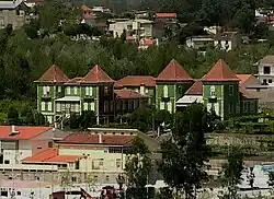 As "Casas Atlas", oficialmente Palacete dos Silvas Moreiras[36], são dois palacetes mandados construir em 1913 por Arnaldo Dias da Silva Moreira e António Dias da Silva Moreira, irmãos torna-viagem naturais de Lordelo (Paredes), e concluídos em 1918 nessa freguesia do município de Paredes.[37] Construídos num alto, superaram em altura a torre sineira da igreja matriz, então o maior edifício do povoado.[38] São revestidos a azulejo de cor verde, característica frequente das casas dos torna-viagem.[39] Curiosamente, no início do século XX eram o único sítio na aldeia onde à noite as divisórias estavam iluminadas e onde havia casas de banho, três, com o conforto da água canalizada, fria e, inclusive, quente.[38]