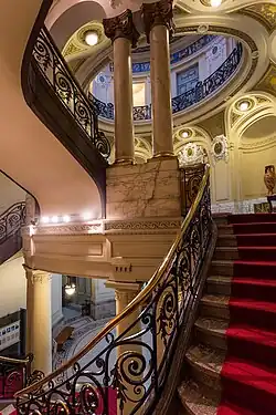 Escada e primeiro andar