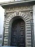 O portal do Palazzo Giugni ricamente esculpido.