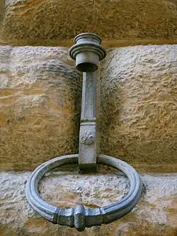 Porta-archotes e argola para prender cavalos