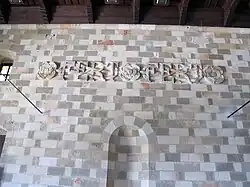 O lema no salão principal do Palácio do Grão-Mestre dos Cavaleiros de Rodes