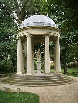 Pequeno templo no jardim