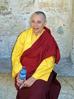 foto da monja Jetsunma Tenzin Palmo sentada