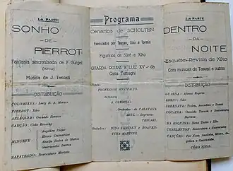 Panfleto de cor azul desbotada onde lê-se a programação do evento Primeiro Festival Artístico pró Sociedade S. Vicente de Paulo, organizado pela Caravana Azul, em Araraquara. Na primeira parte verifica-se o título Sonho de um Pierrot seguido por "Fantasia Sincronizada por F. Gurgel (Xiko); Música por J. Tescari.