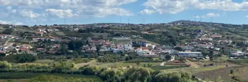 Vista oeste da Golpilheira, a partir dos campos agrícolas do vale do rio Lena. Ao centro da imagem, destaca-se a igreja de Nossa Senhora de Fátima. A Cividade fica para a esquerda (norte)