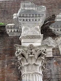 Detalhe do entablamento e um capitel coríntio.