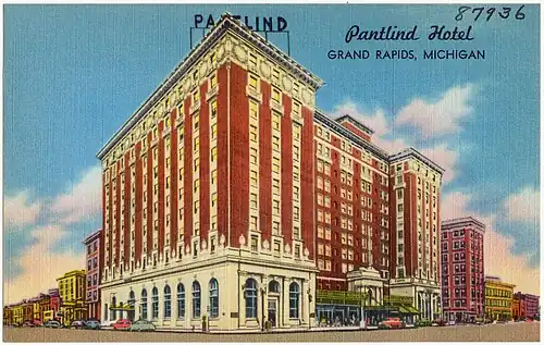 The Pantlind Hotel, atualmente o Amway Grand Plaza Hotel em Grand Rapids, Michigan, foi projetado por Warren e Wetmore . Quando concluído em 1913, o Pantlind Hotel apresentava um dos maiores tetos em folha de ouro do mundo.[7]