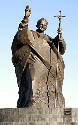 Estátua do Papa João Paulo II, inaugurada em Timor-Leste em 2007, é a maior estátua em bronze alguma vez saída das fundições artísticas portuguesas, com 6,5 metros de altura.[1]