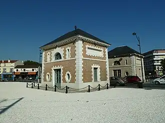 Os pavilhões de guarda que deram nome à comuna.