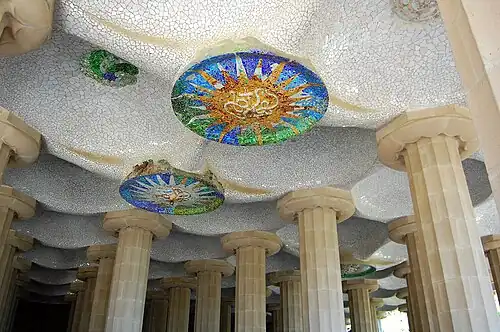 Rosetas da autoria de Josep Maria Jujol no teto da sala hipostila