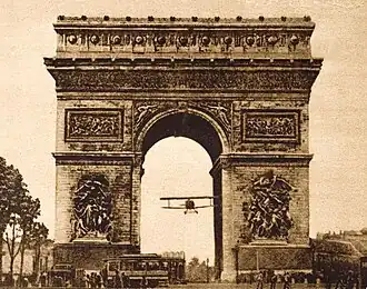 Charles Godefroy voando pelo Arco do Triunfo em 1919.