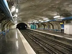 Nas plataformas, obras de reparação a nu em faiança original, em fevereiro de 2006.