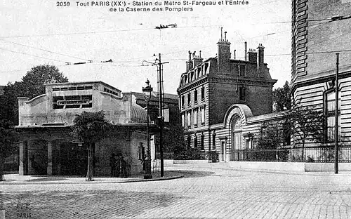 A entrada para a estação por volta de 1920.