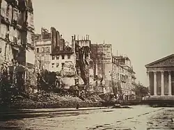 Rue Royale após as lutas e os incêndios na Comuna (maio de 1871), documento não fornecido.