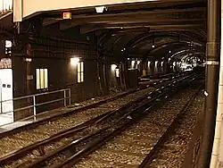 Gavetas de retorno, atrás da estação.