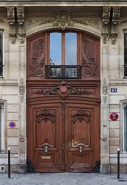 Porta classicista eclética do século XIX na Rue La Bruyère (Paris)