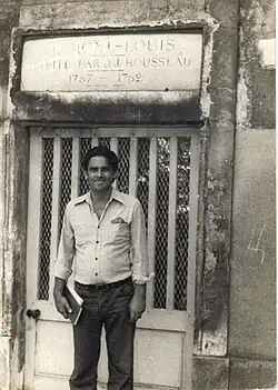 Salinas em frente à casa de Jean Jacques Rousseau.