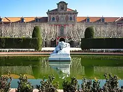 Praça de Armas, com a escultura Desconsuelo de Josep Llimona e, ao fundo, o Parlamento da Catalunha.