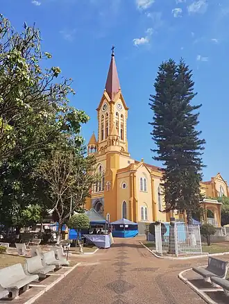 Paróquia Santa Cruz, à Praça Condessa Monteiro de Barros, em Santa Cruz das Palmeiras